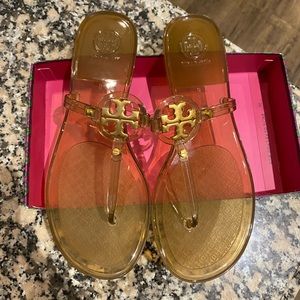 Tory Burch Mini Miller Flat Thong. Size 8. Brown.